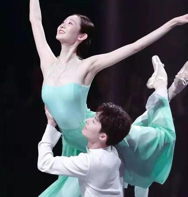 张艺凡芭蕾比赛视频,张艺凡新生舞台