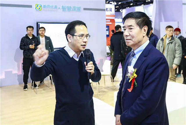 喜揽双奖！万朋产品成教育信息化领域“香馍馍”