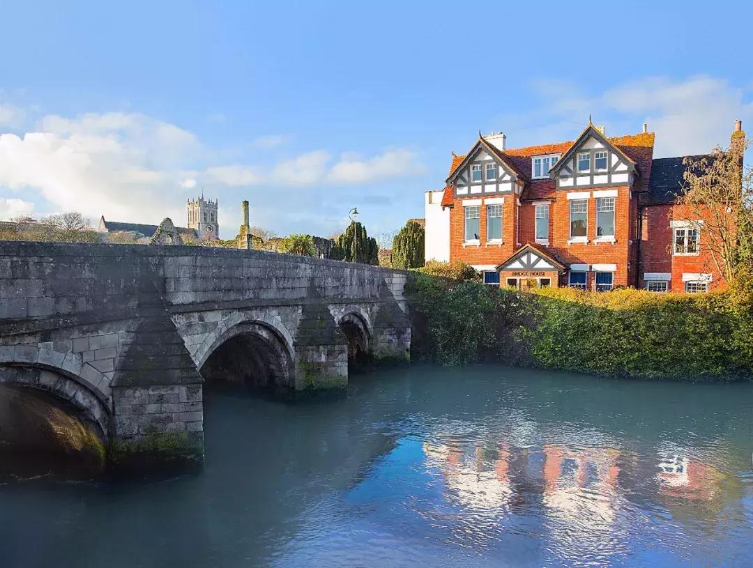 暑期游学英语课程,英国游学夏令营必需要学习英语