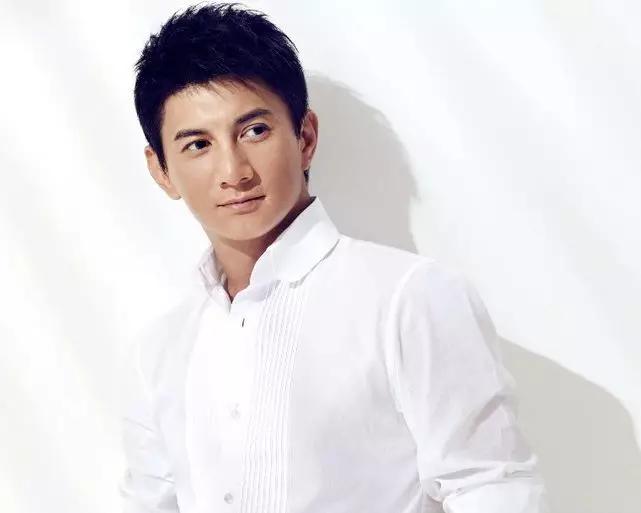 吴奇隆摆地摊被星探发掘,明星偶遇吴奇隆