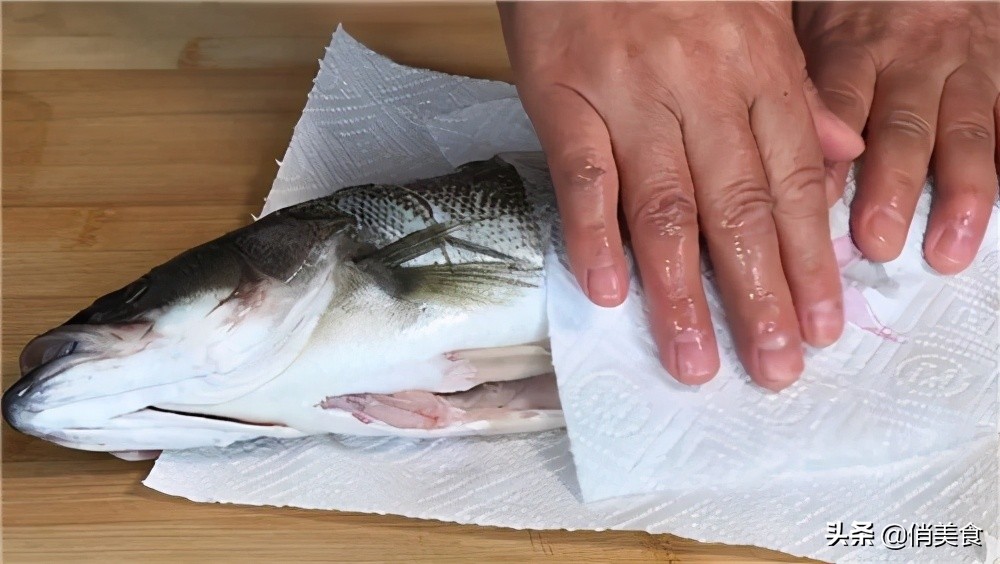 煎鱼肉撒盐不粘锅不破皮,容易煎烂的鱼怎么煎才不粘锅