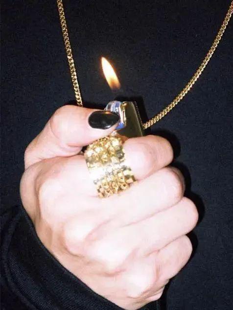 项链打结什么意思,项链耳环打结怎么解