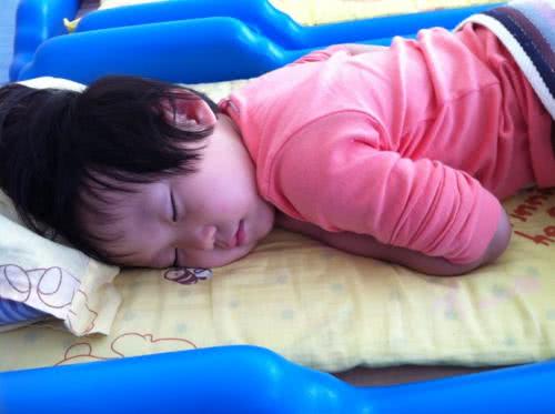 新生婴儿夜里一直哭个不停,婴儿一直哭要抱着才能睡怎么办