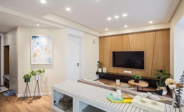 小次卧连着阳台砌墙做榻榻米,老破小阳台变卧室增加一间房