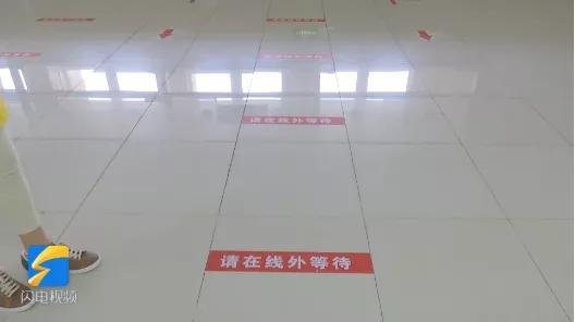 山东一学校食堂火了!一张餐桌4个凳子锁了3个,只容一人孤独地坐着