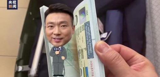 康辉20年前旧照曝光!中分烫发好时尚,浓眉大眼更不输当红男星