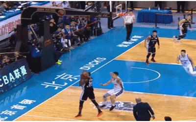 哈德森打裁判视频,慢镜头回放韩德君与威姆斯打架