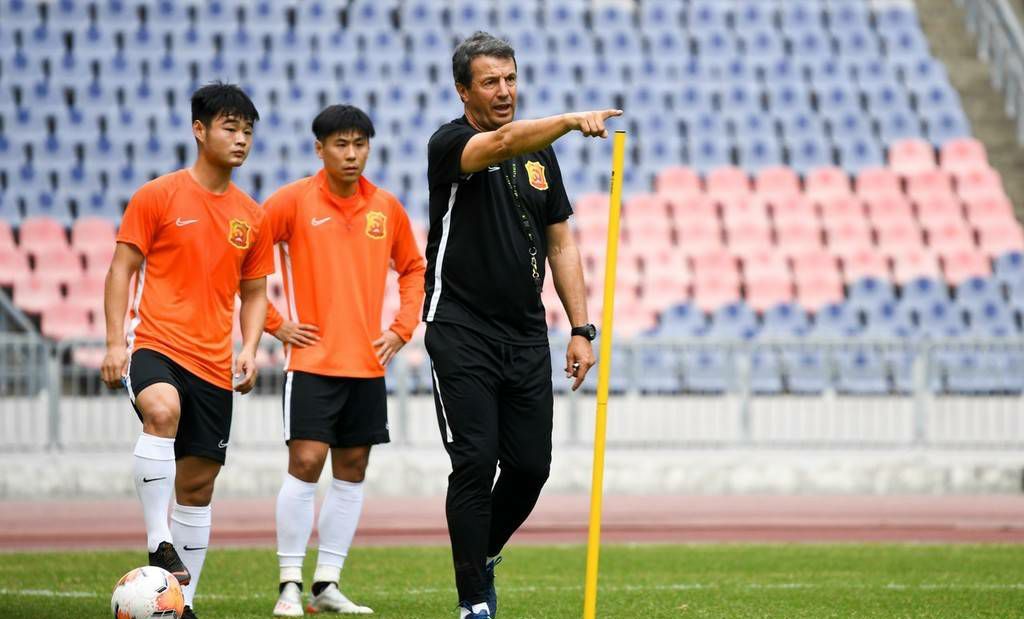 球队一切正常！武汉队主帅：球员们很会排除杂念，足球带来了快乐