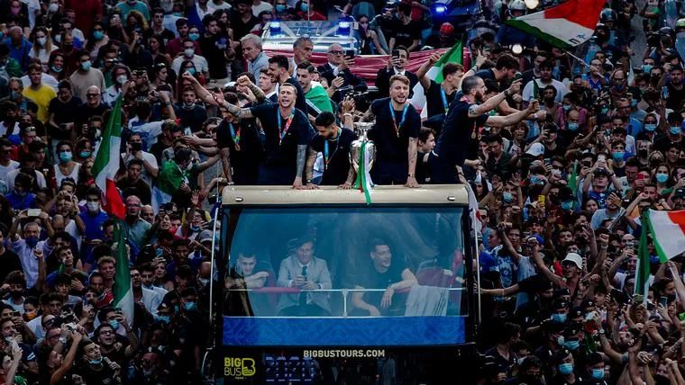 56岁教练才是意大利队最帅男人!穿LP戴百万RM,老男人不油腻典范