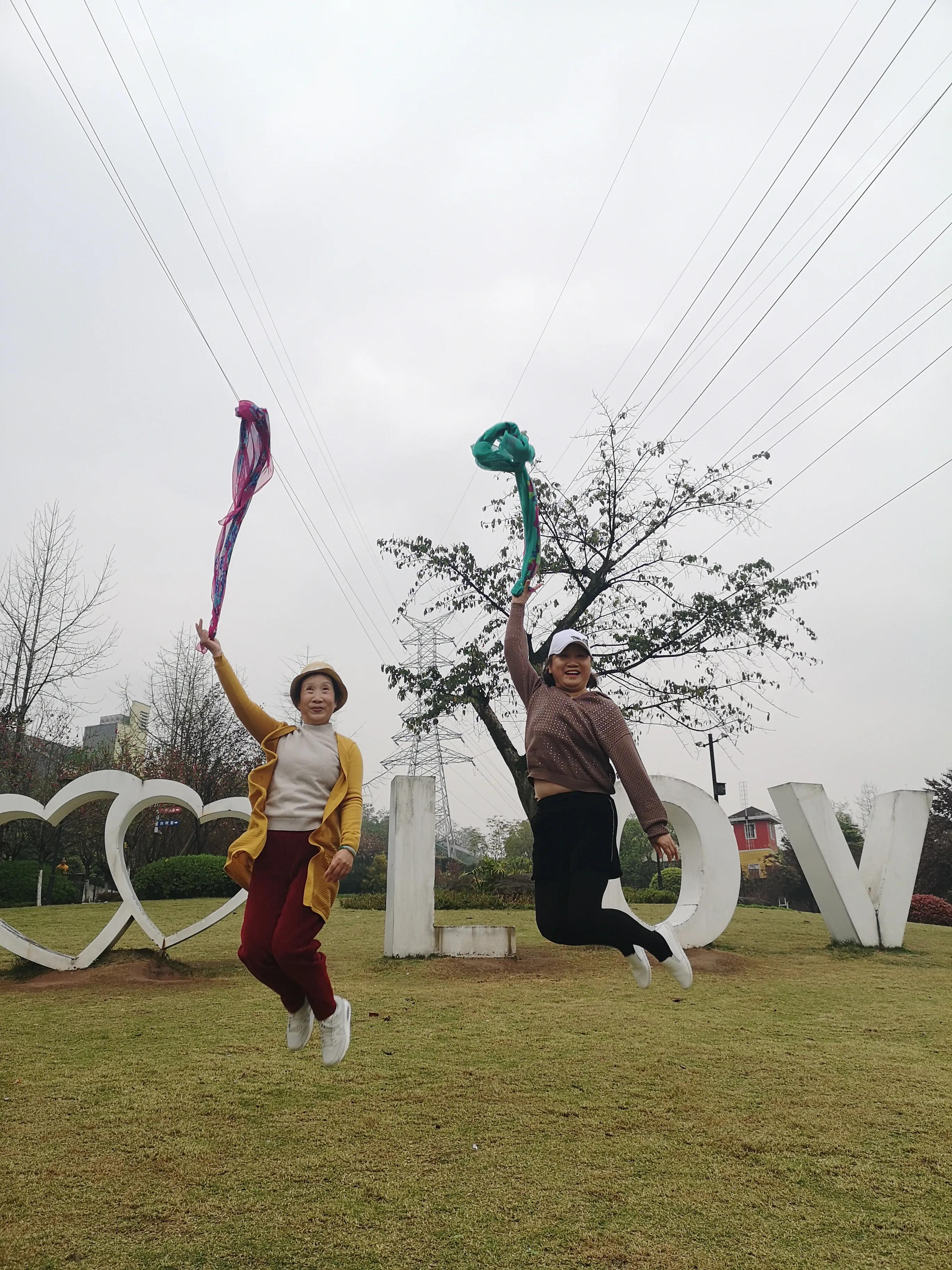 春游和姐妹踏青,春游踏青姐妹拍照