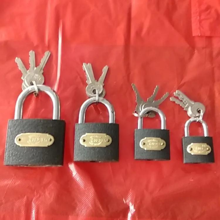 大门上挂着很多东西,三环大门挂锁6把钥匙