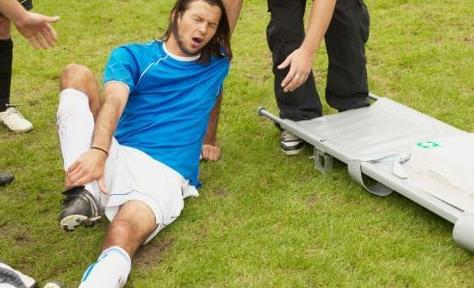 打篮球崴脚了怎么处理,打篮球崴脚脱鞋捏脚