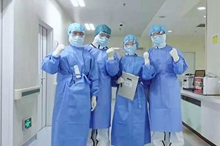 面对疫情，也会自私，哪有什么天使，不过是孩子们换了件衣服而已