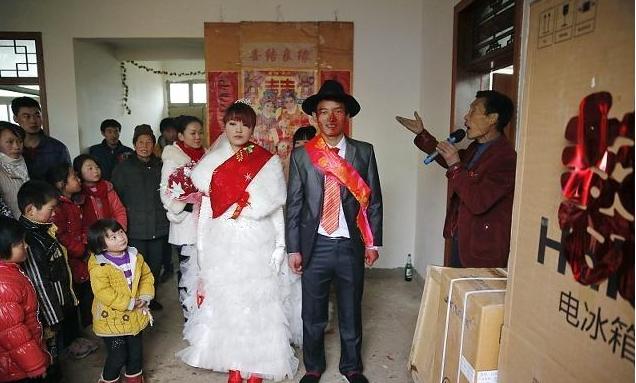 结婚宴席上婆婆羞辱亲家,婚礼上公婆看不起亲家直接打起来