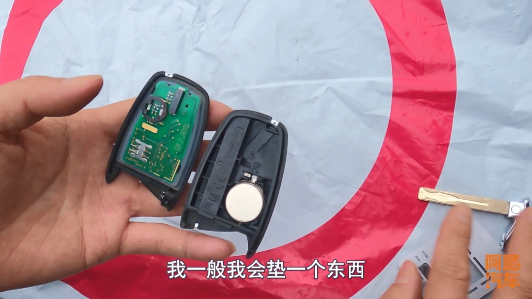 车钥匙没电了花五块钱就能解决,车钥匙没电用这个方法不花1分钱