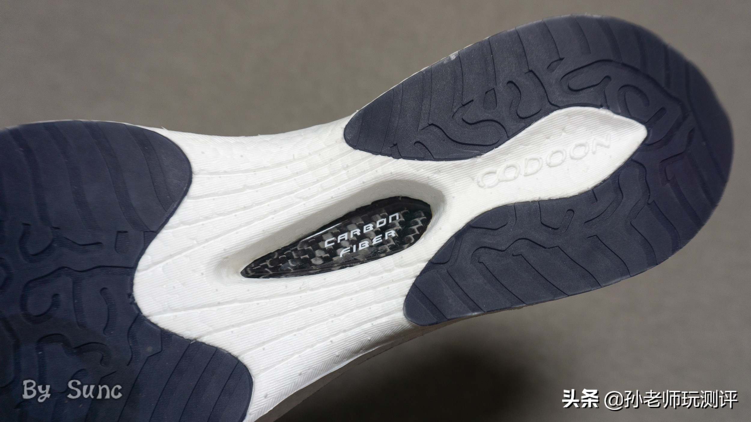 轻于鸿毛水上漂,咕咚造风者跑鞋