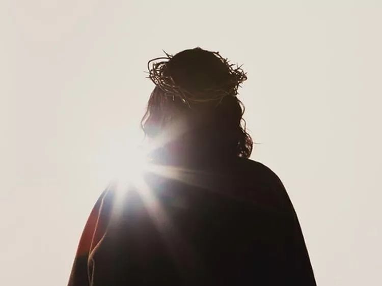 舅舅性侵、母亲家暴，她绝地反击，当上军官后，帮更多受虐孩子