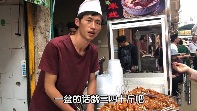 街边卖小吃一天赚500元,23岁小伙自创10元小吃5000摆摊