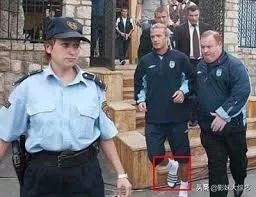 韩国人喜欢穿三线拖鞋吗,韩国人衣服为什么有三条杠