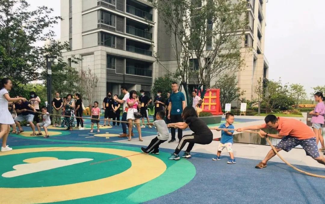 热火朝天的参加比赛,足球如火如荼