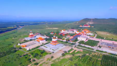 草原上的城市乌兰浩特,草原上升起不落的太阳夕阳正红