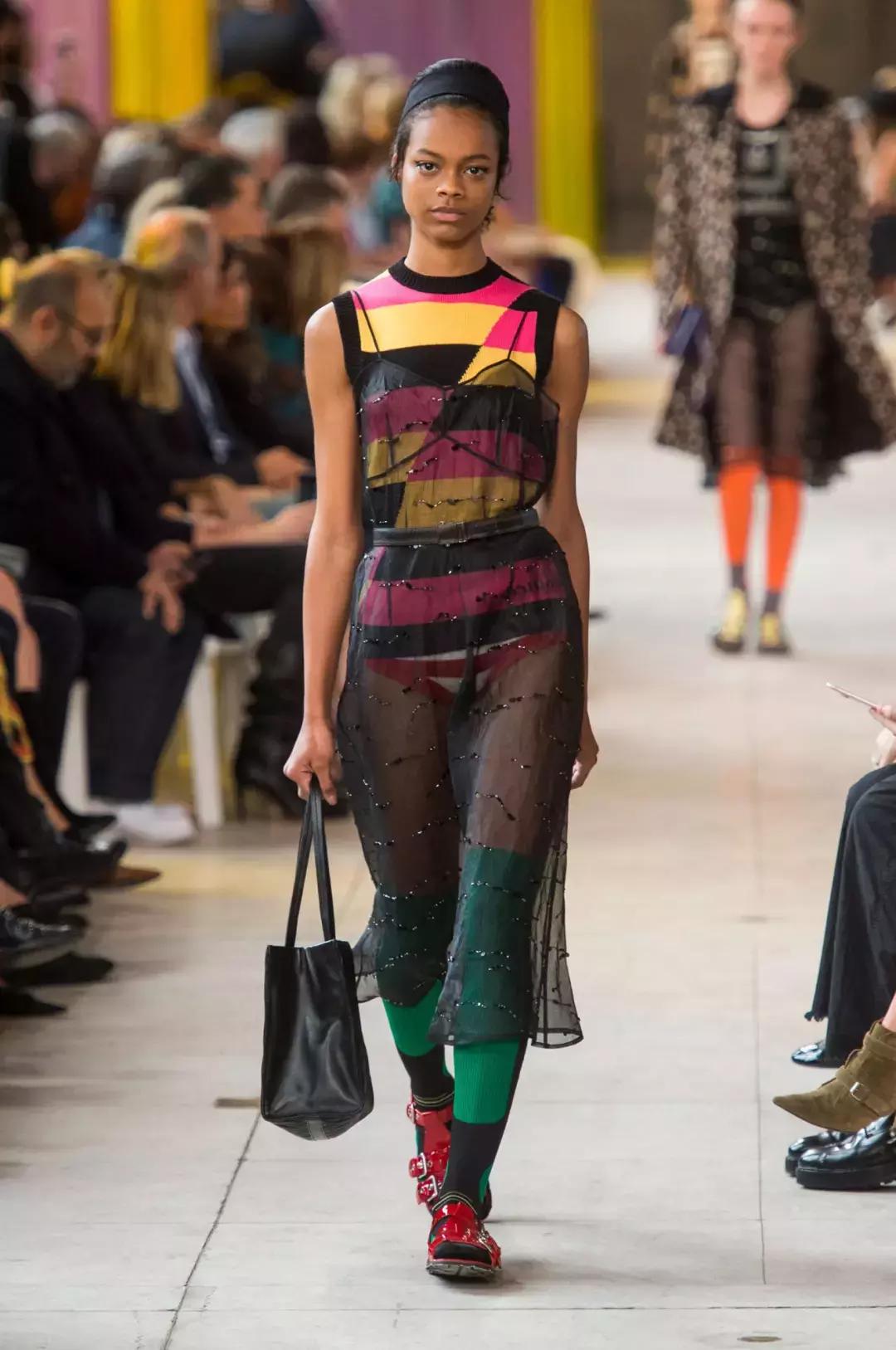 说好一起露脚踝,那些时髦精却偷偷穿上了中筒袜