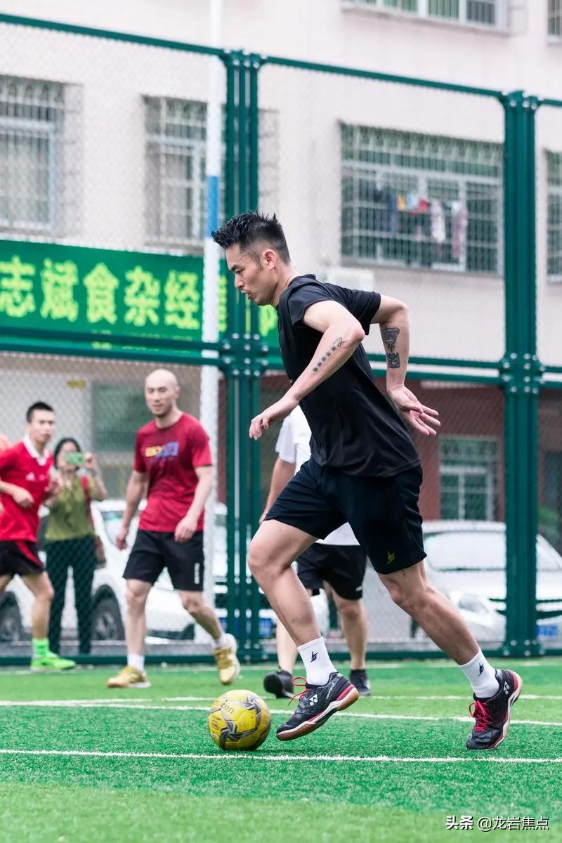 林丹脚踢球,林丹回到球场赢了