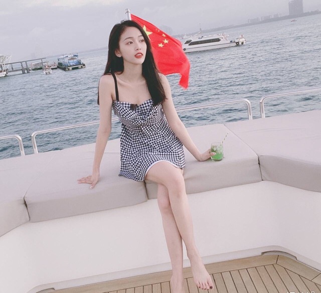 吴宣仪深v抹胸裙金色,吴宣仪深v礼服照