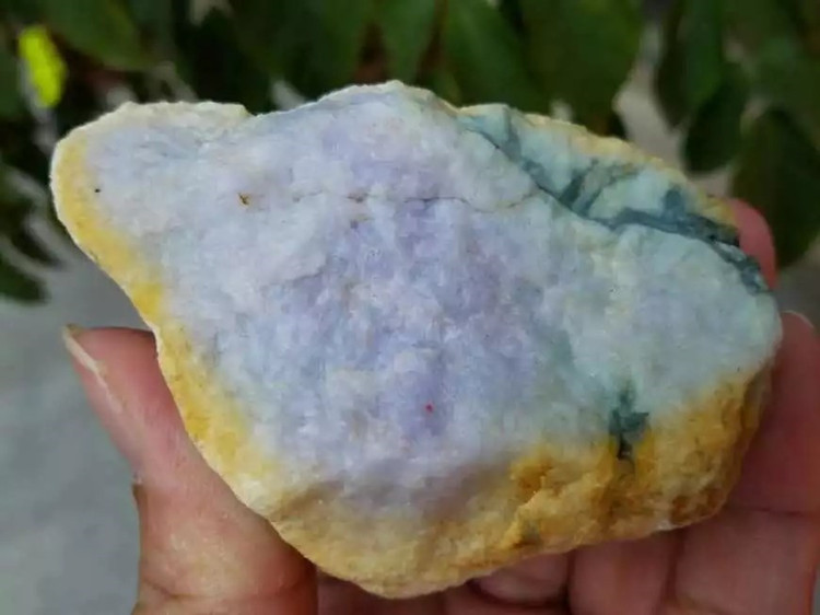 男子不小心摔坏翡翠,男子捡到一块翡翠原石出价15万