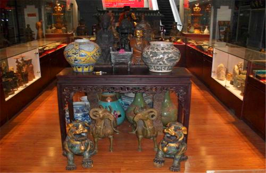 男子花400多万买个脸盆，找专家鉴定，专家：你先站稳