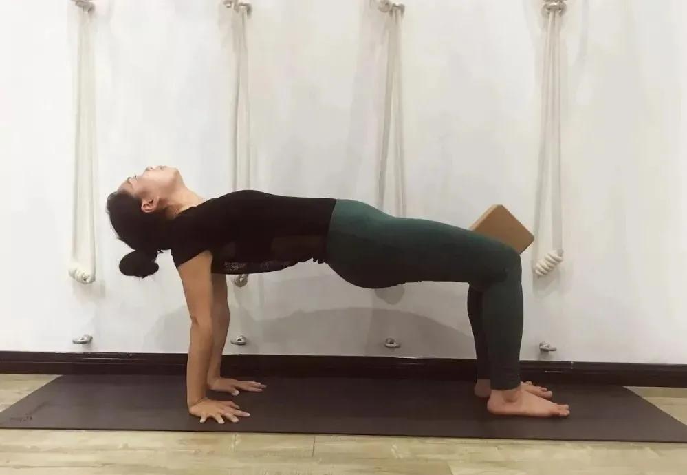 全网公认最有效美背体式,女性如何练好漂亮的背