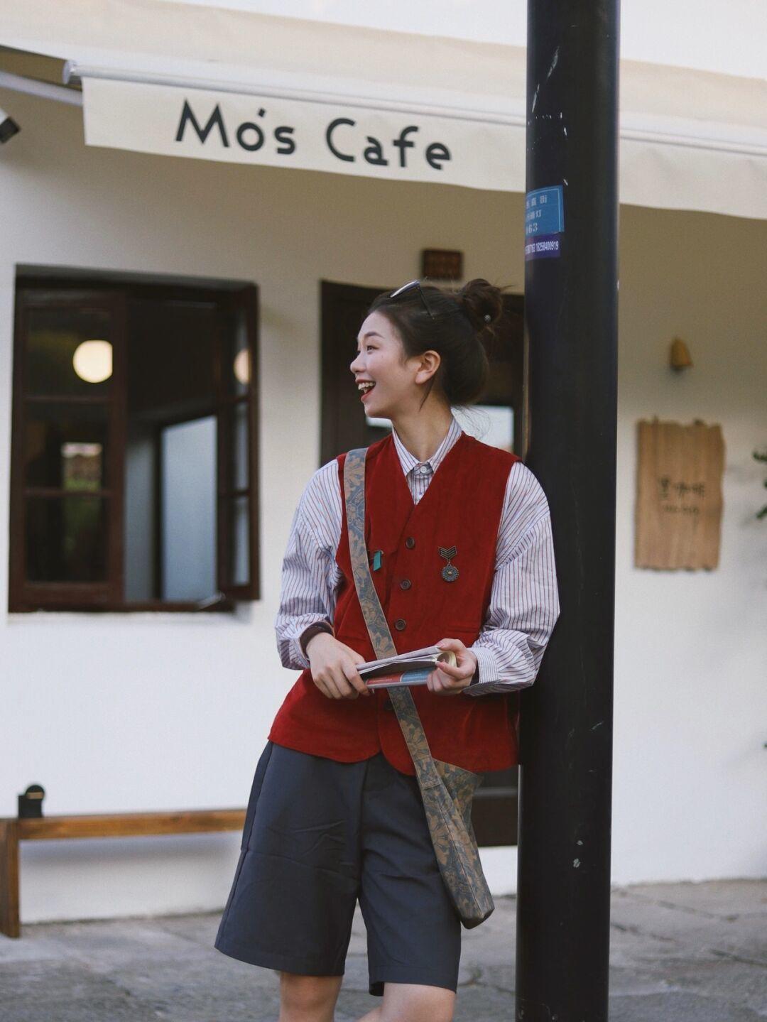 马甲衬衫叠穿搭配什么裤子,衬衫搭配马甲怎么穿才好看