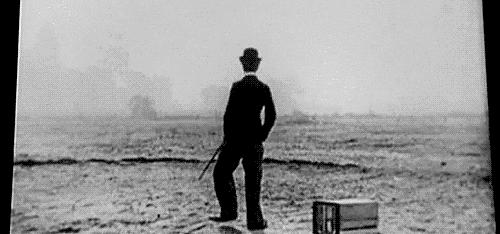 他5岁登台表演，12岁丧父13岁流浪街头，1个跌跤迎来喜剧人生