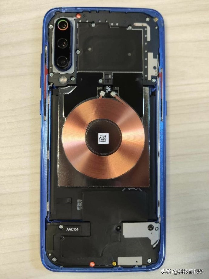 手机选择了无线充电就不能再有金属后壳了，你怀念金属后壳吗？