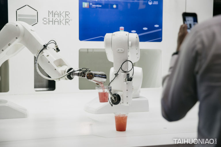 花式调酒师这个行业发展趋势,调酒师会被人工智能所取代吗