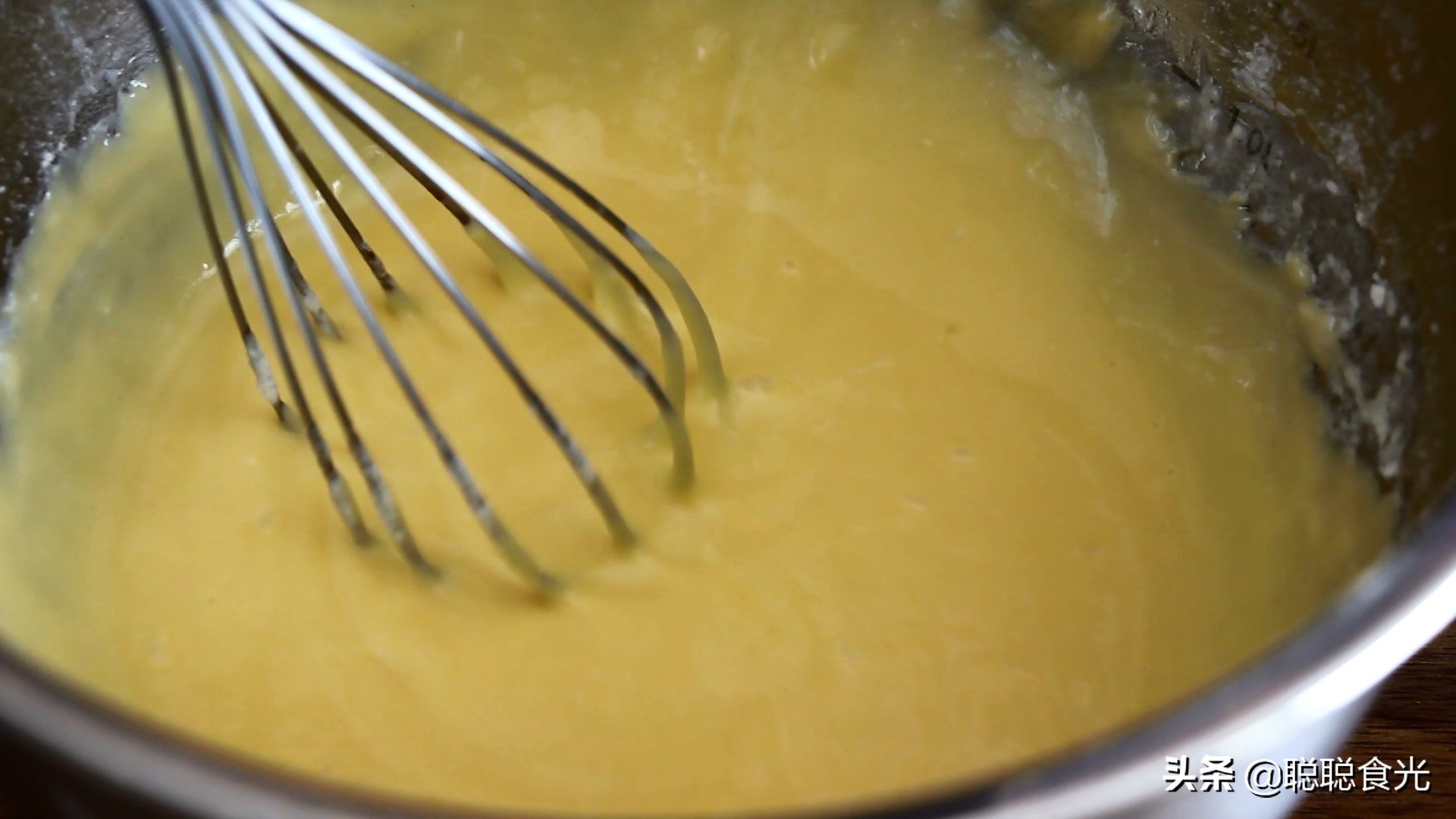 用电饭锅鸡蛋做蛋糕最简单的过程,只用鸡蛋和面粉用电饭锅做蛋糕
