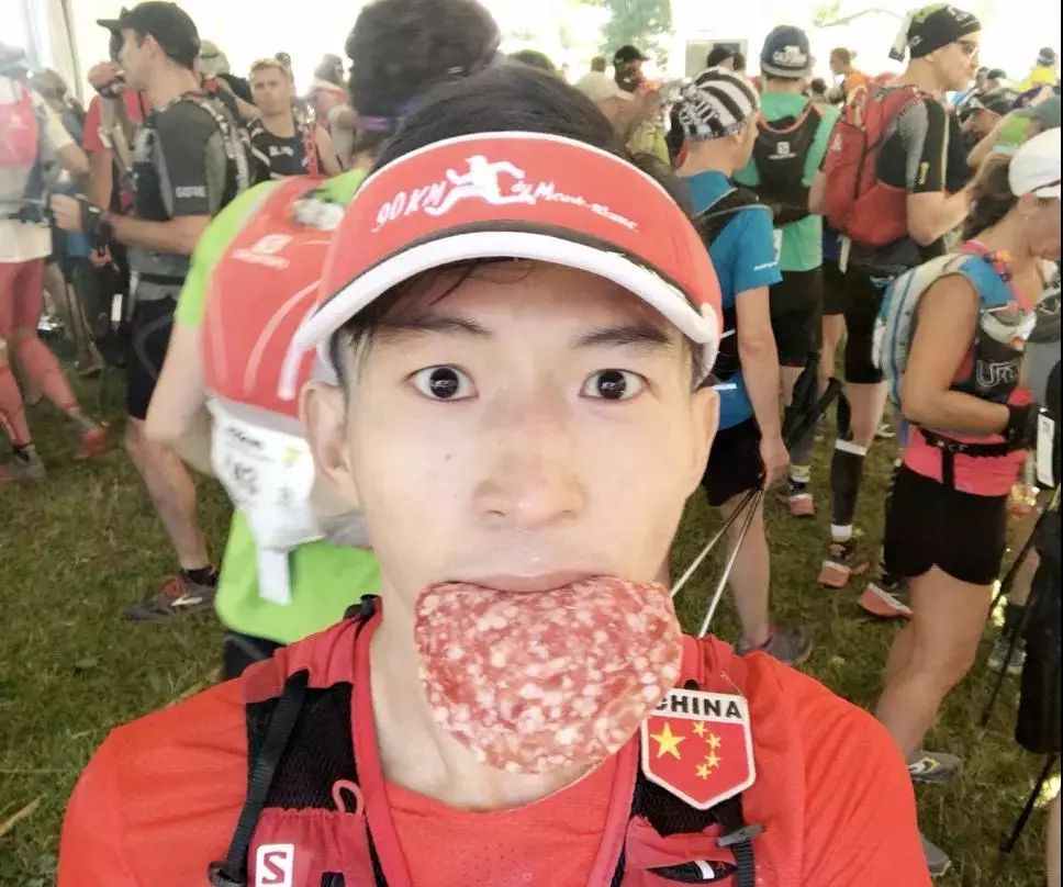 人物|踢着足球跑完首马！他说：做荒唐事才是正经事