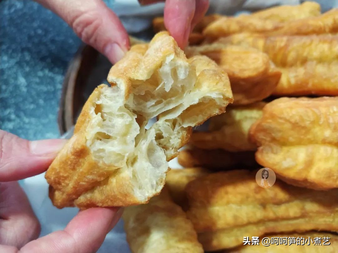 油条新方法不揉面不擀面蓬松柔软,油条为啥蓬松