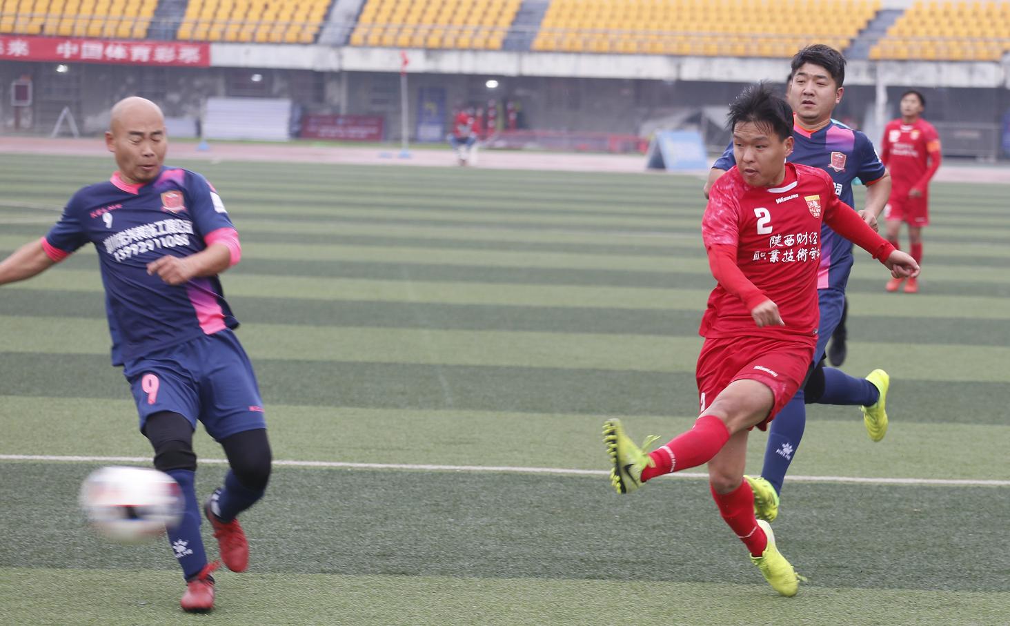 安康少年足球,体育场上踢球的小男孩