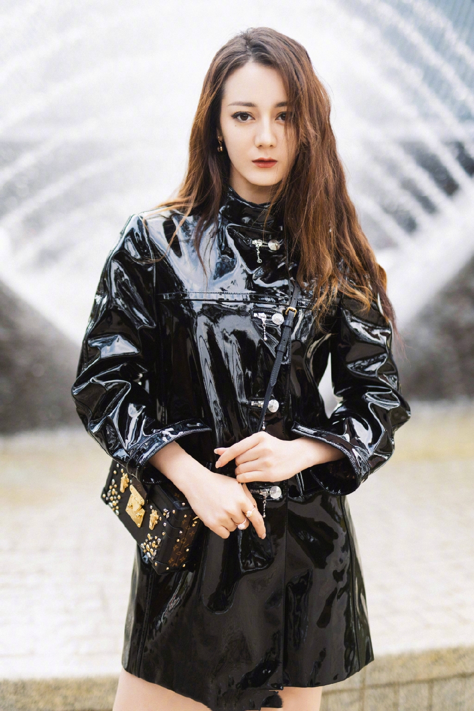 适合圆脸女生中分发型,圆脸女生适合的偏中分帅气发型