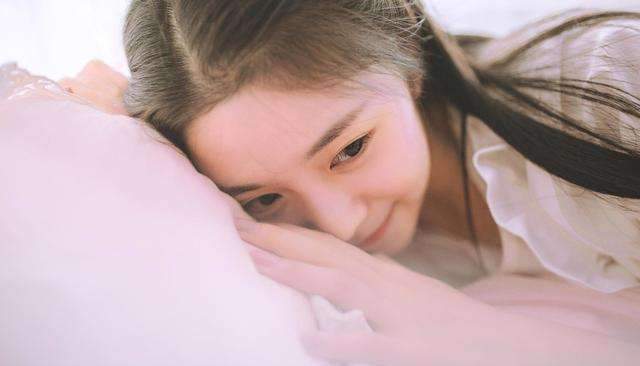 慢热型女生为什么不相信一见钟情,慢热型的女生很难对别人上心