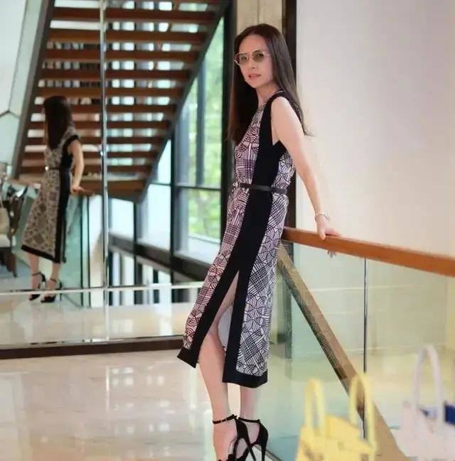 泰国女首富伍伦盼足球,泰国女足总经理伍伦盼写真