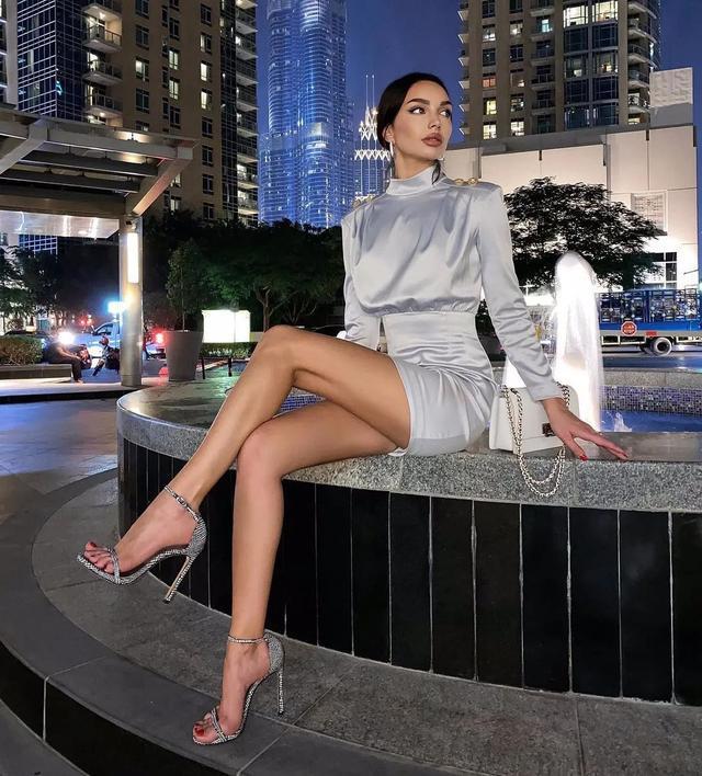 “长腿美人”是她的标志,又细又直,3个动作,塑造同款腿部线条