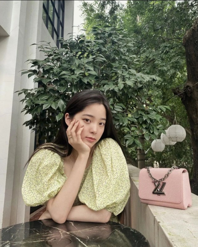 中国女明星在海滩上穿夏日装,白色内衣韩国比基尼夏日穿搭