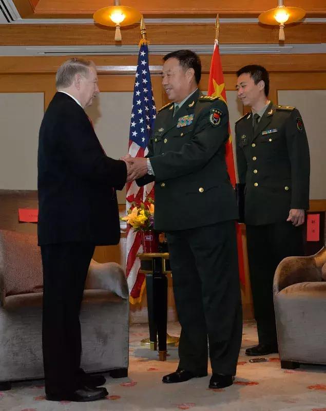 国防部长魏凤和会见了“特殊老兵”