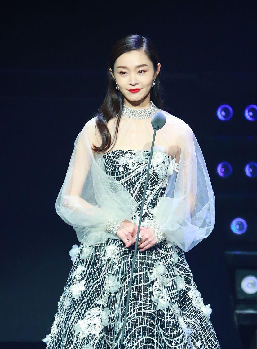 宋轶穿印花衣配运动裤秀身材,宋轶穿粉色针织衫真显嫩