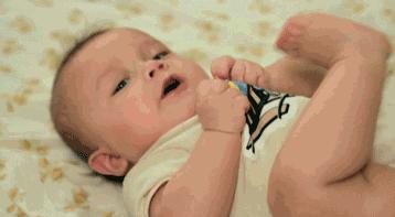 婴儿脖子皮肤比较黄是啥原因,婴儿脖子上起鸡皮是怎么回事