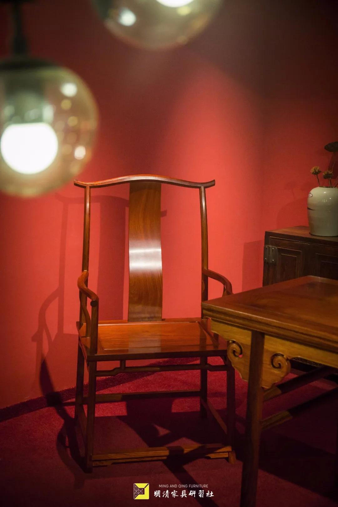 一张椅子风景图,一张好的官帽椅可以保证坐的舒适