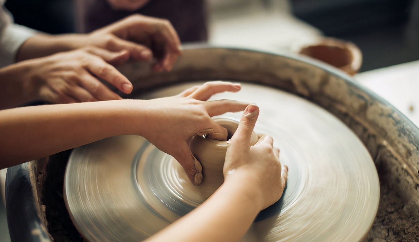 让孩子体验陶泥的乐趣,儿童玩的泥巴陶艺