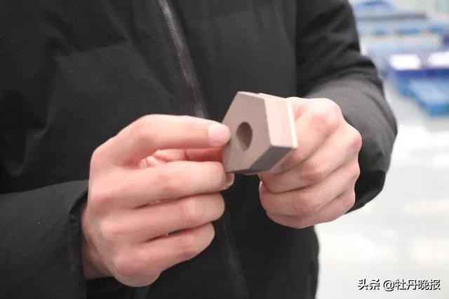 高铁的刹车片,高铁的轮子有的有刹车片有的没有